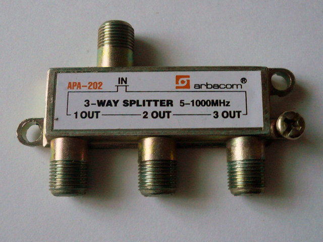 Лучшие делители. Сплиттер ТВ сигнала. ТВ разветвитель на 3. Делитель ТВ сигнала. Разветвитель ТВ сигнала в корпусе.